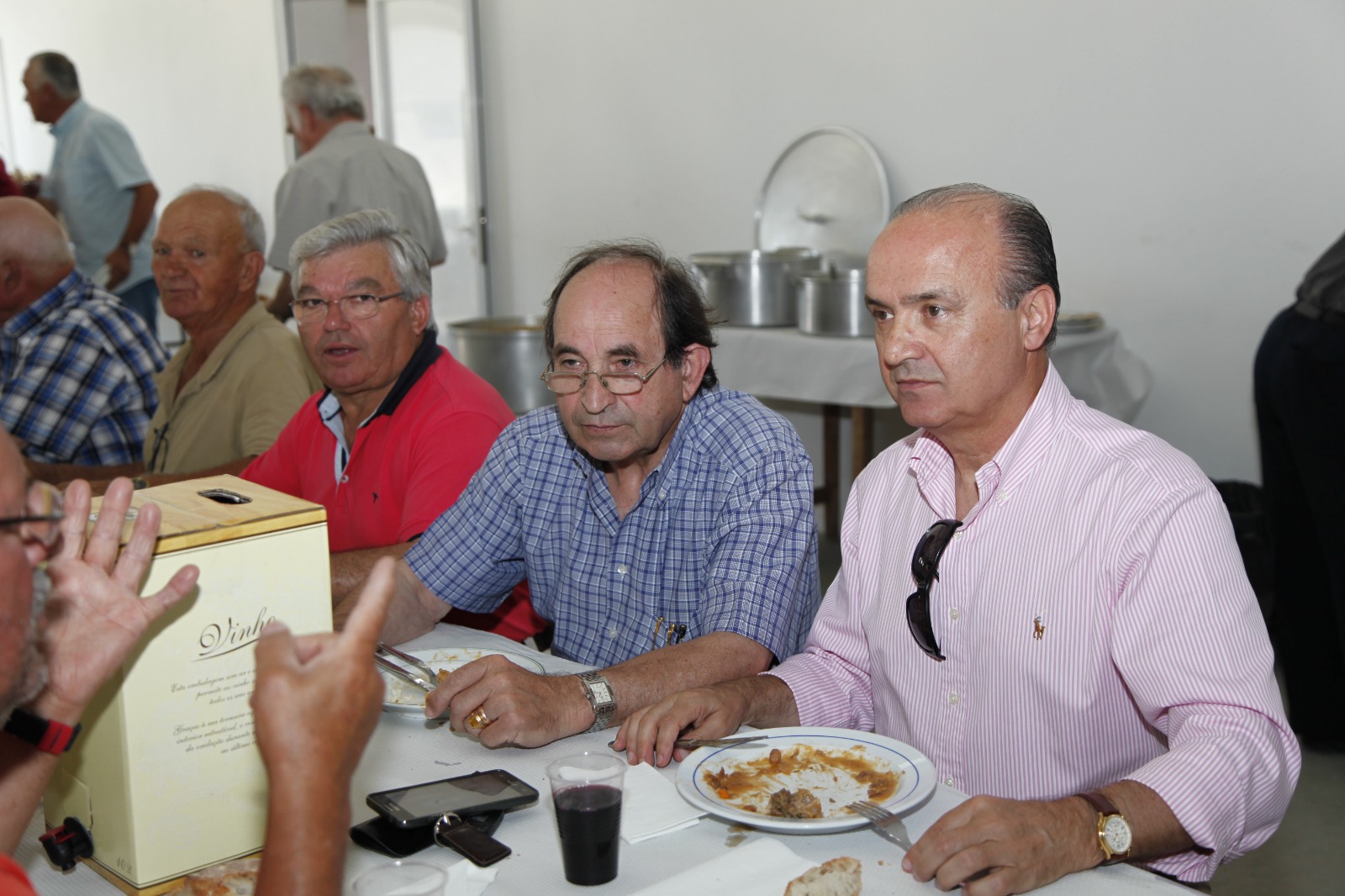 Participantes à mesa durante o almoço da comemoração de 2016